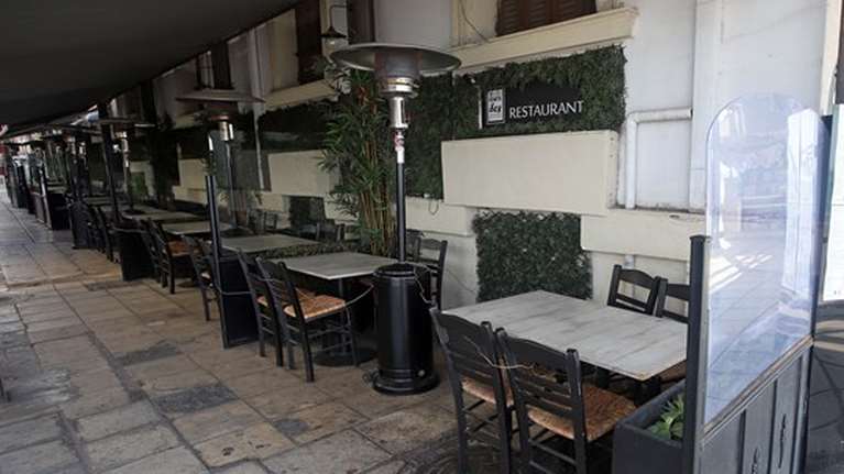 Έτσι θα λειτουργήσουν καφετέριες και εστιατόρια - Οι τελικές αποφάσεις για τραπεζοκαθίσματα και πρόστιμα