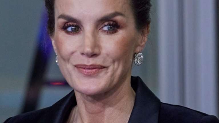 Βελούδο και στρας: Η strictly business εμφάνιση της &quot;άπιστης&quot; Λετίσια μετά τις αποκαλύψεις του &quot;εραστή&quot; που απειλεί