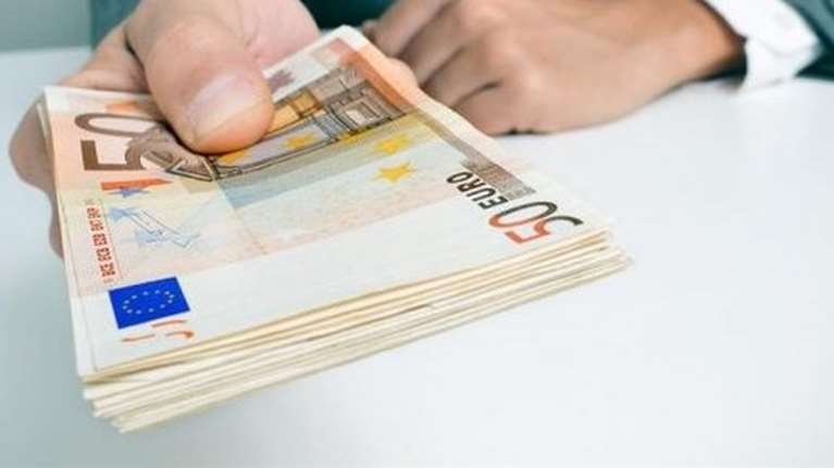Οι μισθοί στον ιδιωτικό τομέα: Σε ποιες θέσεις ξεπερνούν τα 3.000 ευρώ - Ποιοι είναι οι &quot;πληβείοι&quot; των 900 ευρώ
