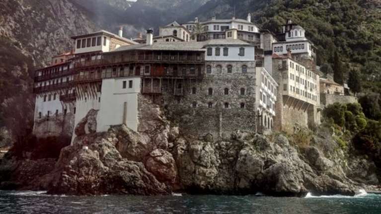 Ιερά Μονή Φιλοθέου στο Άγιο Όρος: Δεν έχουμε σχέση με το κόμμα ΝΙΚΗ και τη Ρωσία