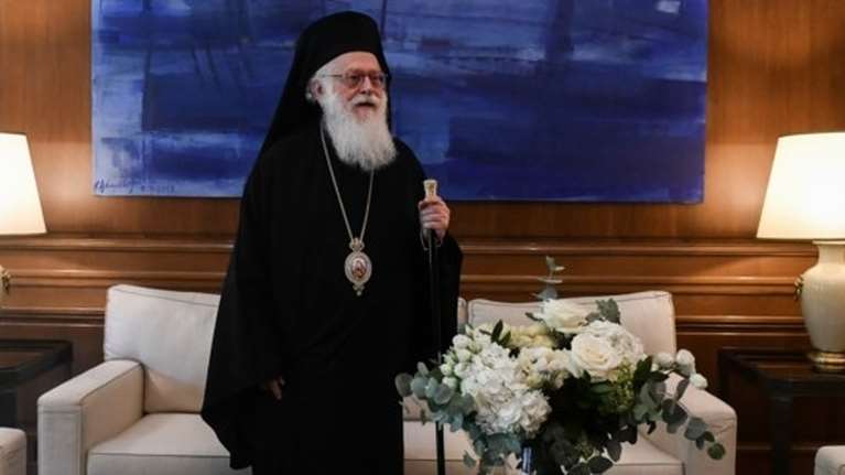 Αρχιεπίσκοπος Αλβανίας Αναστάσιος: Επικοινωνεί με το περιβάλλον, δεν έχει διασωληνωθεί – Εντός της ημέρας το ιατρικό ανακοινωθέν