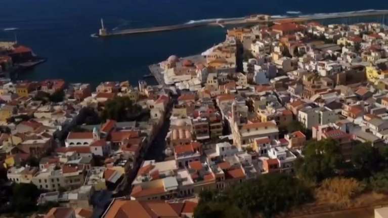 &quot;Έφυγα ντροπιασμένη&quot;, λέει η εκπαιδευτικός που την έδιωξαν από σπίτι στα Χανιά για να το νοικιάζουν σε τουρίστες