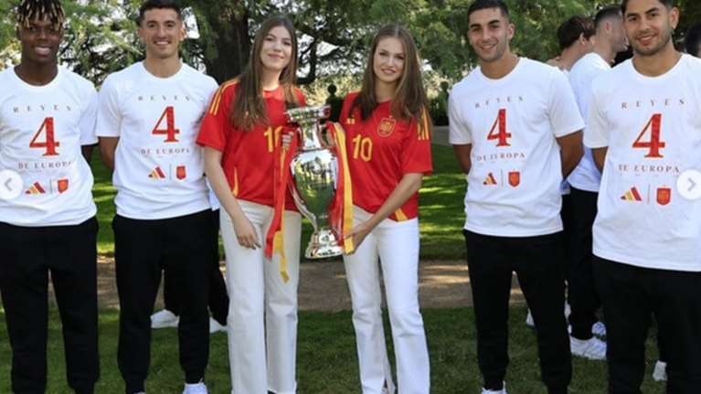 Πριγκίπισσες και βασίλισσα στα κόκκινα για τους πρωταθλητές - Στο παλάτι της Μαδρίτης το κύπελλο του Euro 2024
