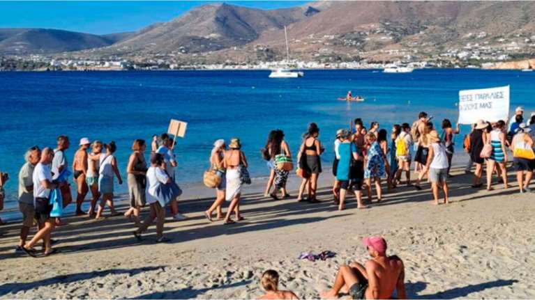 Τι είναι το &quot;Κίνημα της Πετσέτας&quot; που άρχισε στην Πάρο: Παρέμβαση εισαγγελέα για την ελεύθερη πρόσβαση στις παραλίες