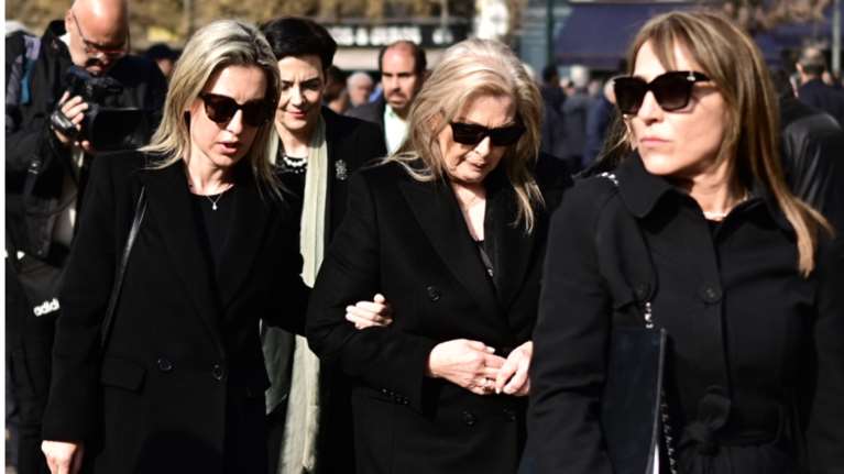 Μίμης Δομάζος: Συντετριμμένες οι κόρες και η σύζυγος - &quot;Αθάνατος&quot; φώναξαν οι φίλοι του Παναθηναϊκού στη Μητρόπολη [εικόνες - βίντεο]