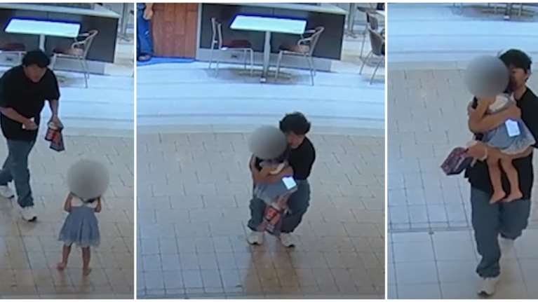 ΗΠΑ: Η στιγμή που άνδρας με σχιζοφρένεια και βίαιο παρελθόν αρπάζει κοριτσάκι από εμπορικό κέντρο [βίντεο]