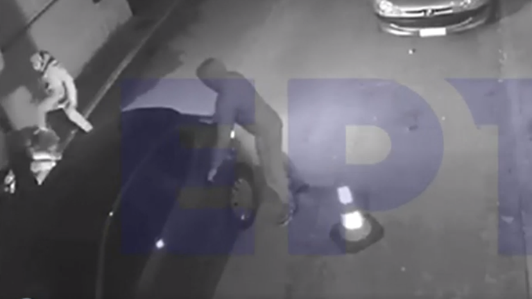 Μενίδι: Oπαδική επίθεση σε διανομέα - Τον κλωτσούν σε όλο το σώμα επειδή φορούσε σκούφο της ομάδας του [βίντεο]