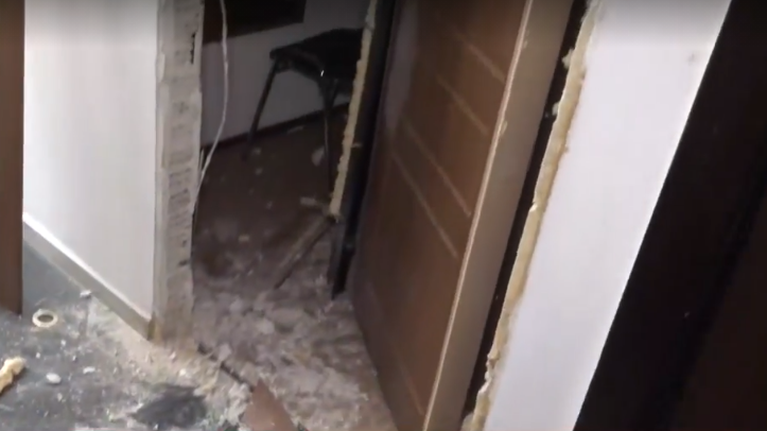 Γυαλιά καρφιά η πολυκατοικία του Τσακαλώτου - Διαρρήκτες γκρέμισαν τις πόρτες [βίντεο]