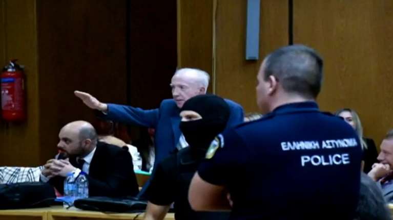 Δίκη Χρυσής Αυγής: Παρέμβαση ΔΣΑ για τον ναζιστικό χαιρετισμό του Κώστα Πλεύρη - Μπορεί να διαγραφεί οριστικά