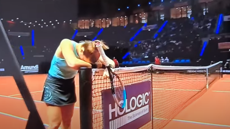 Μαρία Σάκκαρη: Εγκατέλειψε με δάκρυα στα μάτια το τουρνουά της Στουτγάρδης - Η στιγμή της αποχώρησής της [βίντεο]