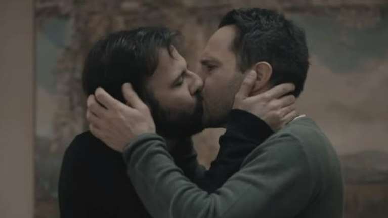 Σάλος για το gay φιλί του Μέμου Μπεγνή με συμπρωταγωνιστή του - Τι απαντά ο σκηνοθέτης [βίντεο]