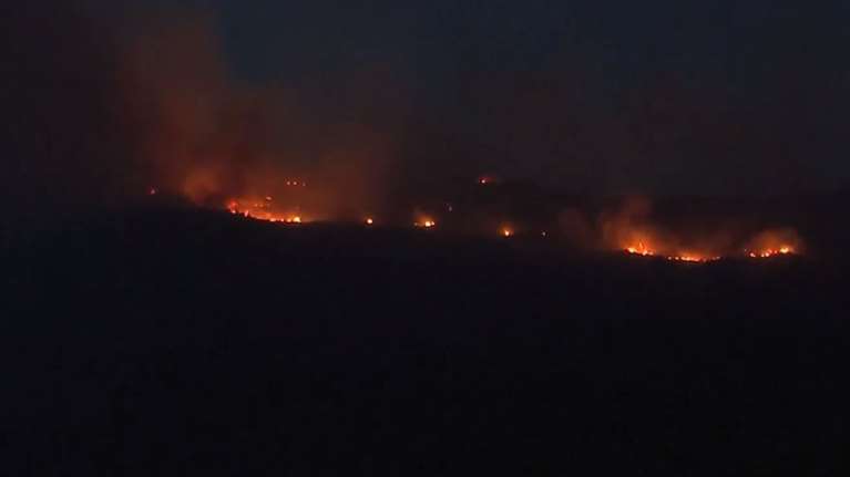 Δύσκολη νύχτα στην Κάρυστο: Εκτός ελέγχου η πυρκαγιά - Μεγάλα μέτωπα σε Πλατανιστό και Πλατύ Γιαλό [Βίντεο]