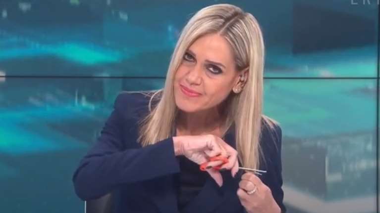 Σύνθια Σάπικα: Έκοψε τα μαλλιά της on air η παρουσιάστρια ειδήσεων της ΕΡΤ3 - Η συμβολική κίνηση για την Αμινί [βίντεο]