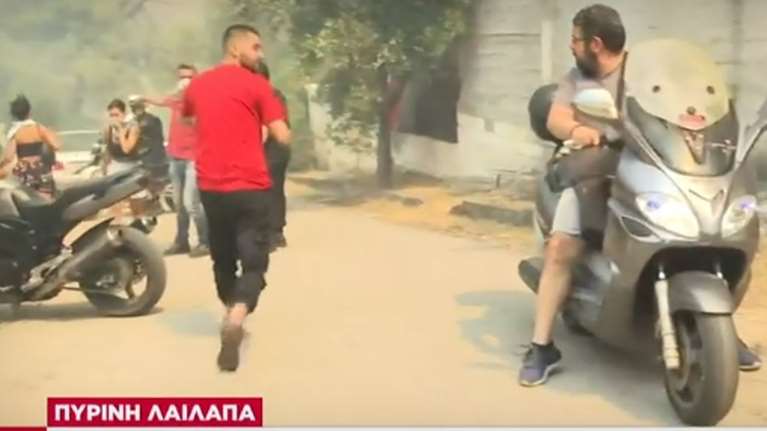 Εγκαταλείπουν οι κάτοικοι τη Νέα Ζωή Μάνδρας- Εκτός ελέγχου η φωτιά, μπήκε μέσα στα σπίτια