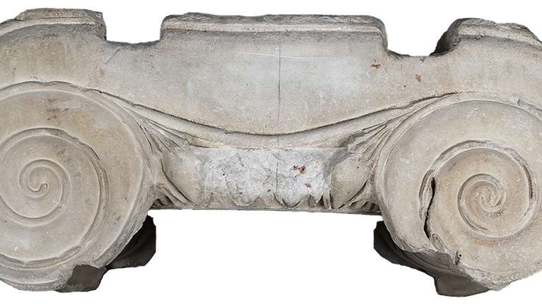 Ενα αρχαϊκό ιωνικό κιονόκρανο με διαδρομή δύο χιλιετιών -  Από τον επισκοπικό θρόνο της Παναγούδας στο Αρχαιολογικό Μουσείο