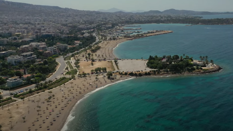 Η Αττική από ψηλά: Εντυπωσιακό βίντεο με τις παραλίες που βραβεύτηκαν με γαλάζια σημαία