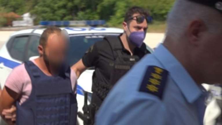 Άρτα: &quot;Μύριζε αλκοόλ, έβγαλε το όπλο κι άρχισε να πυροβολεί&quot; - &quot;Αν δεν μου έβριζε τον πατέρα δε θα γινόταν τίποτα&quot;, λέει ο 29χρονος