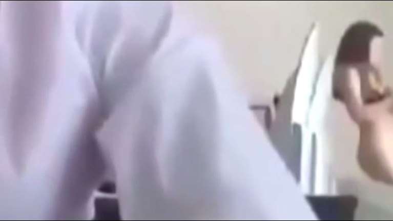 Ροζ σκάνδαλο: Δημοσιογράφος πιάστηκε μέσω skype να απατά τη μνηστή του [Βίντεο]