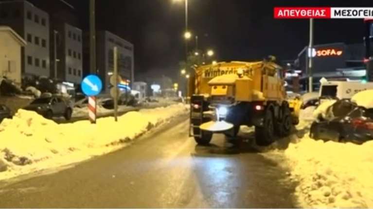 Κακοκαιρία &quot;Ελπίς&quot;: &quot;Πάρκινγκ&quot; ακόμα η Μεσογείων, 24 ώρες μετά - Εγκαταλελειμμένα ΙΧ στη μέση του δρόμου [Βίντεο]