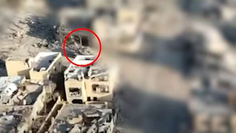 Βίντεο: Η στιγμή που ισραηλινό τανκ χτυπά και κάνει συντρίμμια το κτίριο που κρυβόταν ο Σινουάρ, &quot;αποκεφαλίζοντας&quot; τη Χαμάς