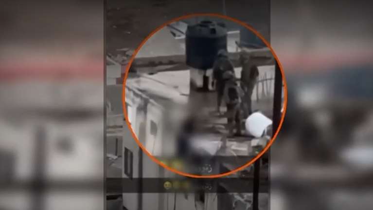 Βίντεο σοκ με Ισραηλινούς στρατιώτες να πετούν πτώματα Παλαιστινίων από ταράτσα