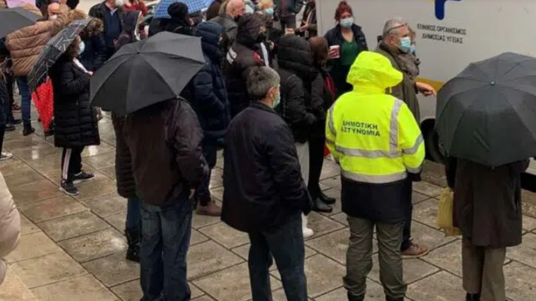 "Θερίζει" η Ομικρον και στο Αίγιο: 48 θετικοί στον κορονοϊό σ’ ένα μόνο φαρμακείο