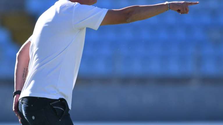 Απίστευτο: Προπονητής ελληνικής ομάδας ανέβαλε την κηδεία του πατέρα του για να είναι στον πάγκο και μετά το ματς αποδεσμεύτηκε