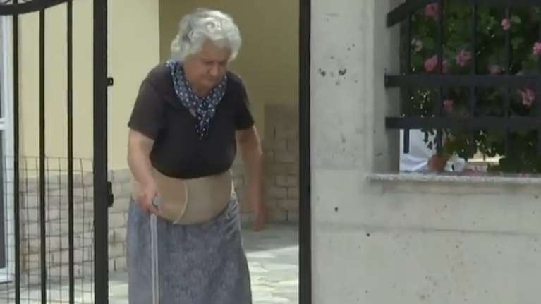 Μετανιωμένη δηλώνει η ηλικιωμένη που πέταξε μπαστούνι σε σκύλο - &quot;Ήθελα μόνο να το τρομάξω&quot; [βίντεο]