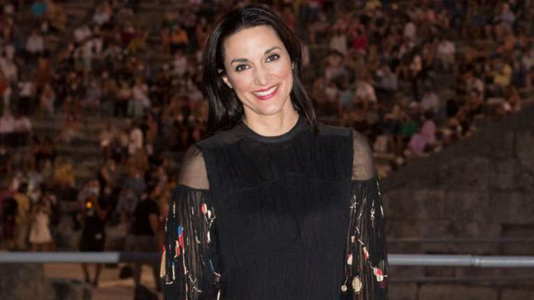 Η Κατερίνα Ευαγγελάτου συνδύασε τη δερμάτινη φούστα με τον πιο cool τρόπο