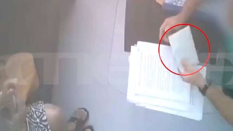 Βίντεο ντοκουμέντο: Τα &quot;φακελάκια&quot; σε γιατρό στο Ιπποκράτειο - Οι κινήσεις του