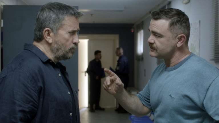 &quot;Κάνε ότι κοιμάσαι&quot;: Ποιοι πρωταγωνιστές πεθαίνουν στο φινάλε και ποιοι συνεχίζουν τη 2η σεζόν;