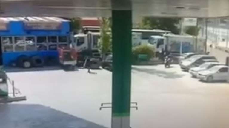 Του έσκασαν το λάστιχο ενώ έκανε ανάληψη - Τον ακολούθησαν στο βουλκανιζατέρ και του έκλεψαν 30.000 ευρώ [βίντεο]