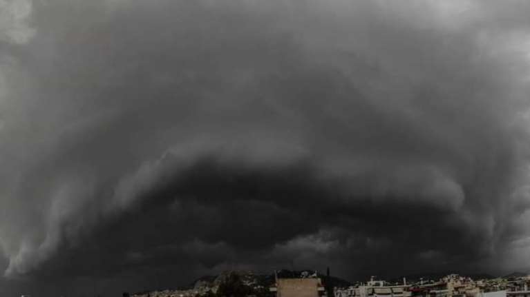 Συγκλονιστική φωτογραφία από τον ουρανό της Αθήνας πριν την καταιγίδα