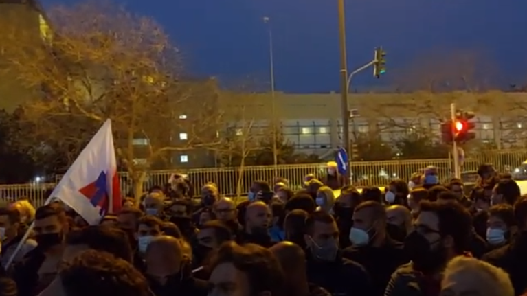 Έξω από το υπουργείο Προστασίας του Πολίτη το ΠΑΜΕ - Συγκέντρωση διαμαρτυρίας για τις συλλήψεις στη Θεσσαλονίκη [βίντεο]