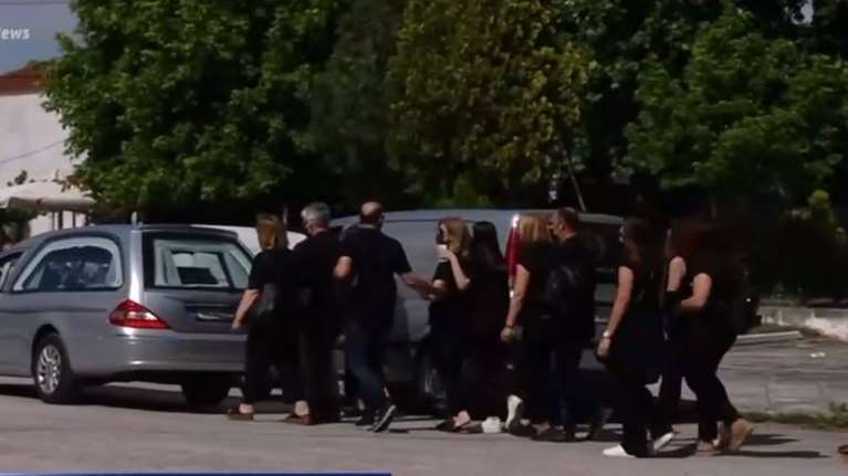 Στέφανος Τσιτσιπάς: Το στεφάνι με το συγκινητικό μήνυμα στην κηδεία της γιαγιάς του στην Καρδίτσα - Γιατί απουσίαζε [Βίντεο]