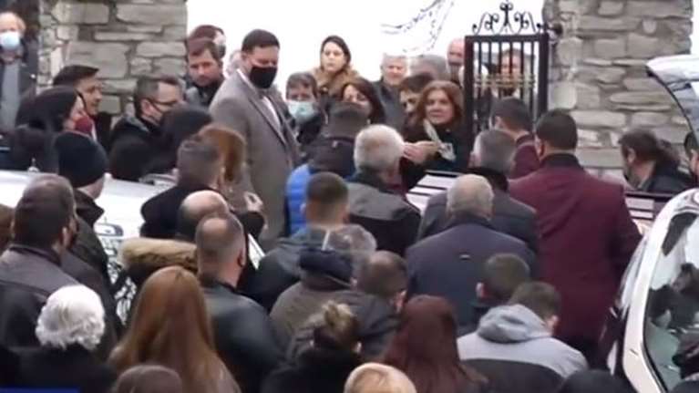 Γυναικοκτονία στη Θεσσαλονίκη: Θρήνος στην κηδεία της 41χρονης Βίκυς - &quot;Ανάθεμα την ώρα που γνωρίστηκαν...&quot; [Βίντεο]