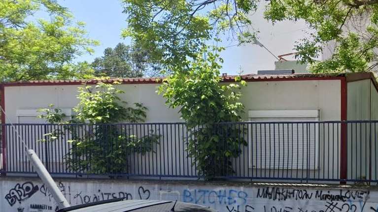 Βόλος: Σχολικός φύλακας μετέτρεψε το σχολείο σε... γκαρσονιέρα - &quot;Φιλοξενούσε&quot; κοπέλες σε κοντέινερ