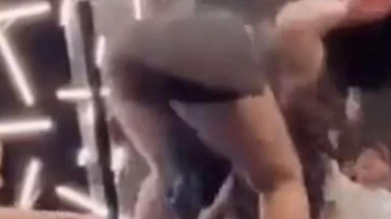 Γυαλιά - καρφιά από τρεις μεθυσμένες στο Μανχάταν: Διέλυσαν ρεστοράν και χτύπησαν αστυνομικό [βίντεο]