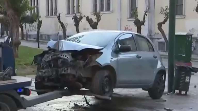 Σοβαρό τροχαίο έξω από το Πολυτεχνείο – Έχασε τον έλεγχο του αυτοκινήτου και ξήλωσε φανάρι [βίντεο]