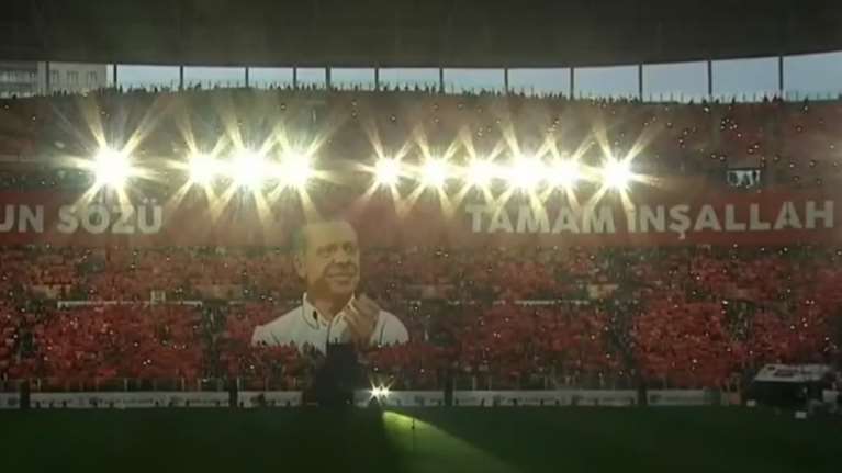 Προεκλογική φιέστα Ερντογάν σε γεμάτο στάδιο: Του αφιέρωσαν... ερωτικό τραγούδι οι οπαδοί του [βίντεο]