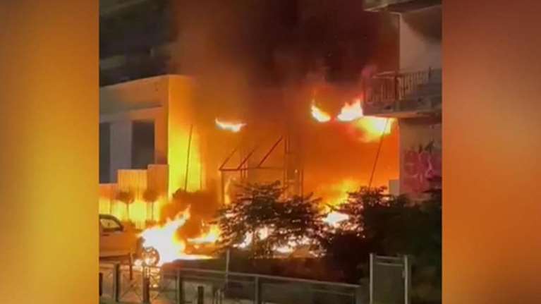 Βίντεο ντοκουμέντο από τη μεγάλη πυρκαγιά σε κατάστημα επίπλων στον Αλιμο - Εμπρηστές πέταξαν μολότοφ