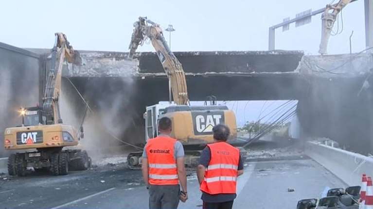 Ίσθμια: Κατεδαφίζουν τη γέφυρα στην Εθνική μετά την έκρηξη σε βυτιοφόρο [εικόνες - βίντεο]
