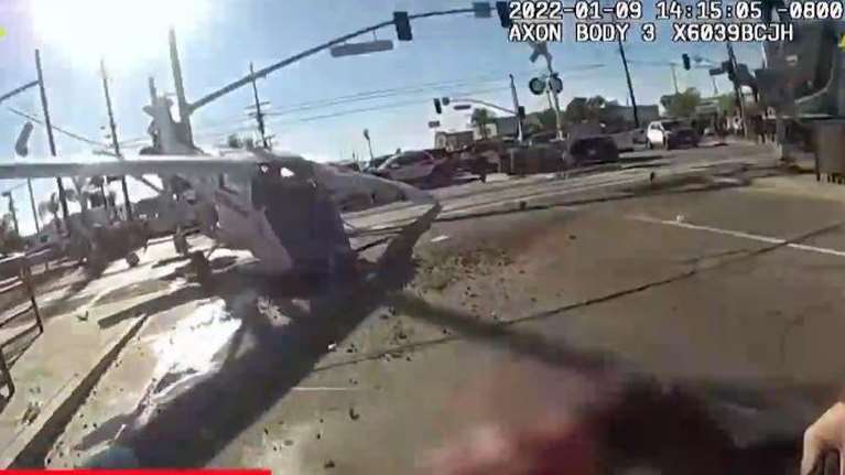 ΗΠΑ: Βίντεο σοκ με τρένο που πέφτει πάνω σε αεροσκάφος - Στο... δευτερόλεπτο σώθηκε ο πιλότος