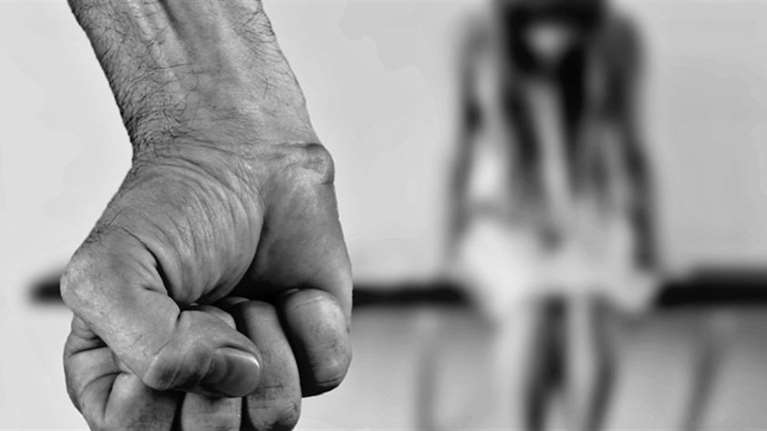 Έρευνα σοκ: Πάνω από τις μισές γυναίκες που υπέστησαν βία επιστρέφουν στον κακοποιητή σύντροφο για οικονομικούς λόγους