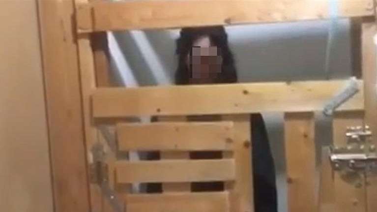 Υπόθεση &quot;Κωσταλέξι&quot; στην Καλαμάτα: Έχουν την 29χρονη κόρη τους σε κλουβιά μέσα στο σπίτι [βίντεο]