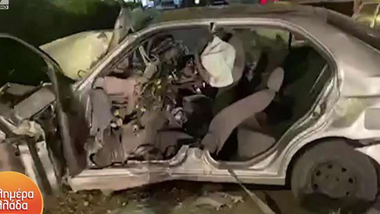 Σοβαρό τροχαίο με δύο νεαρά παιδιά στην Κηφισίας - Το ΙΧ σύρθηκε δεκάδες μέτρα και χτύπησε σε κολώνα φωτισμού