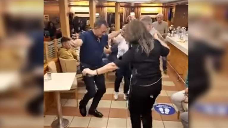 Ξεσάλωσε ο πρώην υπουργός με τον δήμαρχο Πάρου στο Blue Star: Χόρεψαν νησιώτικα μέχρι τελικής πτώσης [βίντεο]