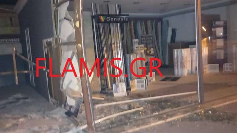 Πάτρα: Μηχανή &quot;καρφώθηκε&quot; σε κατάστημα -  Νεκρός ο οδηγός [εικόνες]