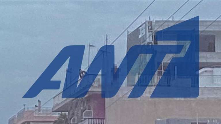 Κορυδαλλός: Συναγερμός για γυναίκα που ανέβηκε στην ταράτσα πολυκατοικίας και απειλεί να πέσει στο κενό