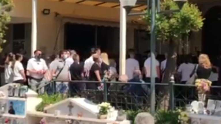 Σε κλίμα οδύνης η κηδεία του 14χρονου στον Κολωνό: &quot;Μάκη ζεις. Σε αγαπούσαμε και θα σε αγαπάμε για πάντα&quot;